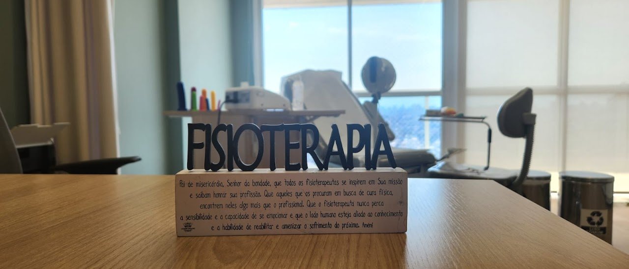 Placa de Fisioterapia sobre a mesa do consultório