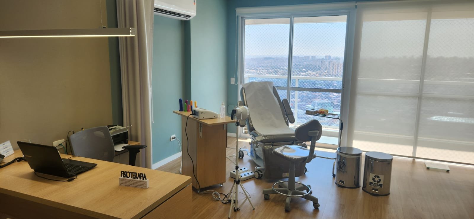 Vista ampla da sala de atendimento da clínica