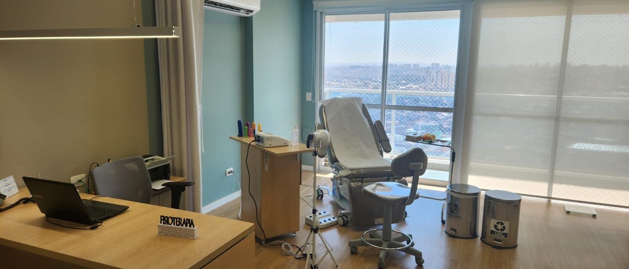 Sala de atendimento da clínica, com vista para a cidade