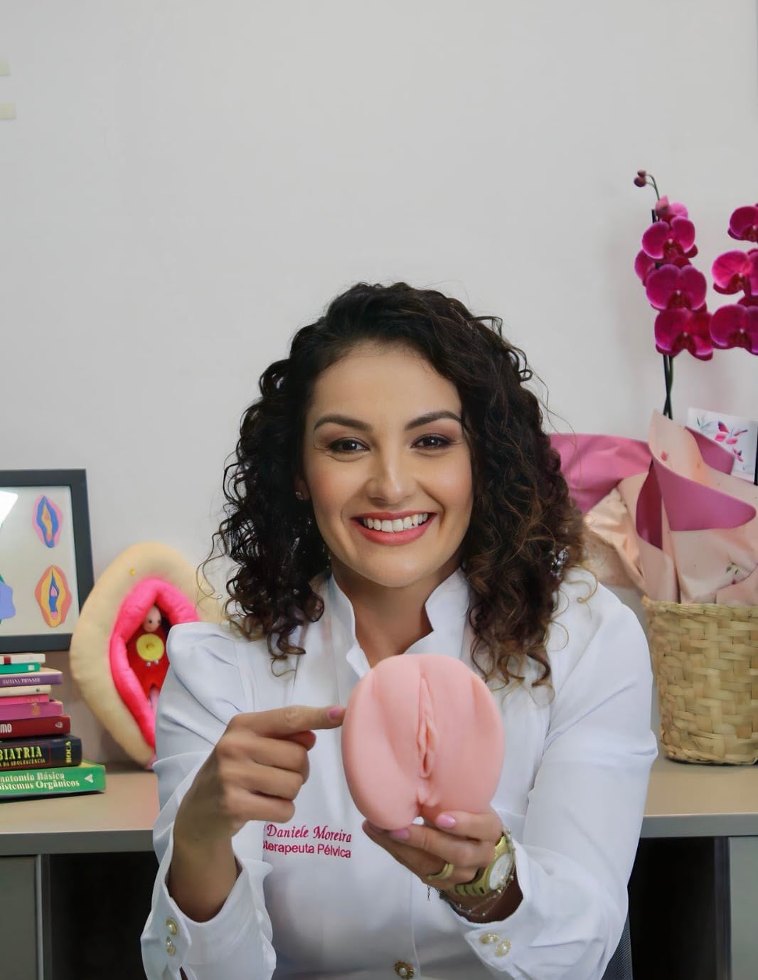 Drª Daniele Moreira apresentando um modelo anatômico pélvico