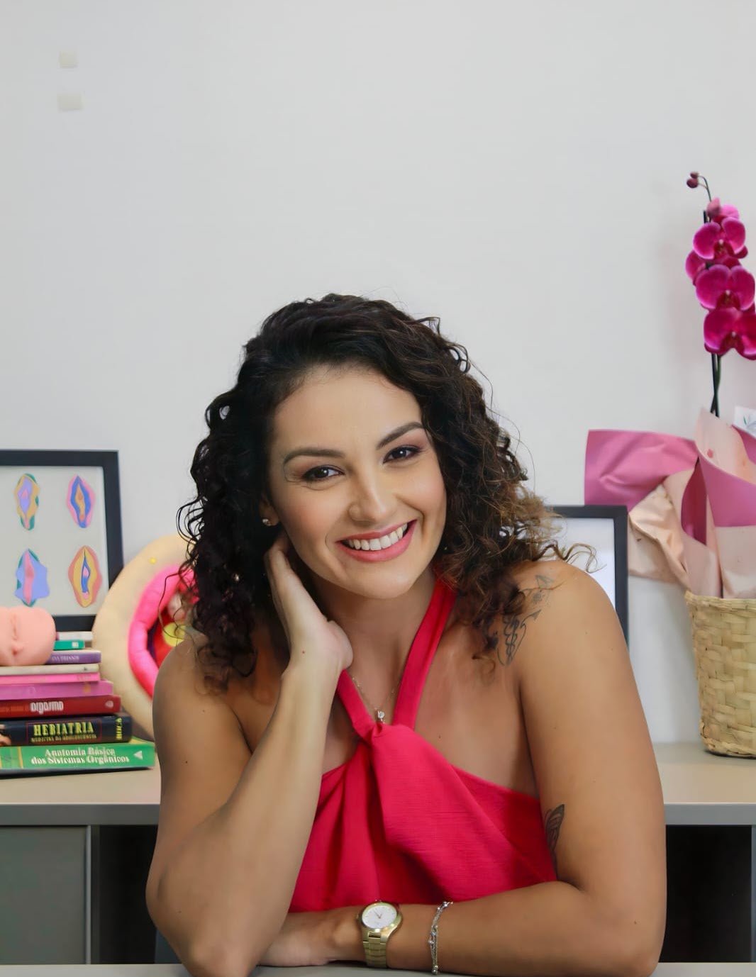 Drª Daniele Moreira com orquídeas ao fundo