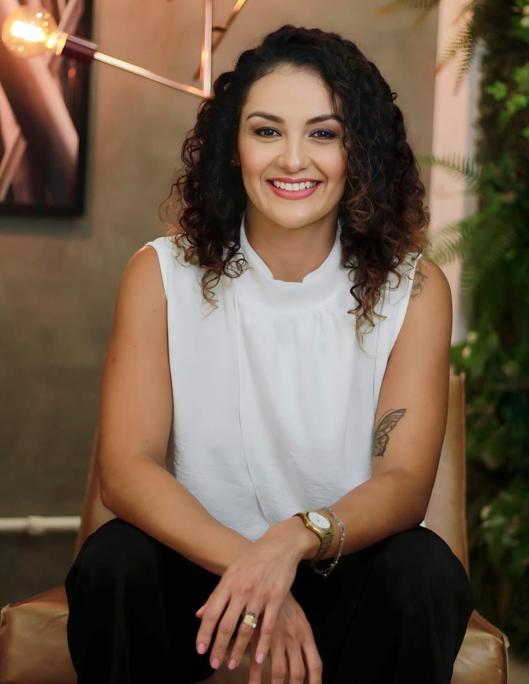 Drª Daniele Moreira, fisioterapeuta pélvica, sentada e sorrindo